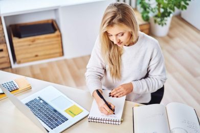 A Plano A Cursos Online é a escolha ideal para quem deseja aprender inglês com qualidade, praticidade e foco em resultados reais. Com mais de 20 anos de experiência em educação e uma equipe de professores altamente qualificados, oferecemos aulas 100% online, ao vivo e personalizadas, adaptadas às suas necessidades e objetivos. Seja para conquistar uma oportunidade no mercado de trabalho, viajar com mais segurança ou se preparar para exames de proficiência, aqui você encontra o curso certo para você: Inglês para Negócios: domine a comunicação no ambiente corporativo e destaque-se profissionalmente. Inglês para Viagens: aprenda a se comunicar em aeroportos, hotéis, restaurantes e durante passeios no exterior. Aulas de Conversação: ganhe fluência, confiança e desenvoltura com professores experientes. Preparatório para TOEFL e IELTS: conquiste as melhores notas nos principais exames internacionais. Mentoria de Inglês: acompanhamento individual e estratégico para acelerar seu aprendizado. Inglês On Demand: estude no seu ritmo, com flexibilidade total de dias e horários. Com a Plano A, você aprende no seu tempo, com apoio contínuo e uma metodologia comprovada que valoriza suas conquistas. Além disso, parte dos nossos lucros é destinada a projetos sociais – aprender com propósito também faz parte do nosso plano. Comece agora mesmo e transforme seu inglês com quem entende de educação online