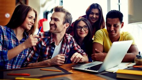A Plano A Cursos Online é a escolha ideal para quem deseja aprender inglês com qualidade, praticidade e foco em resultados reais. Com mais de 20 anos de experiência em educação e uma equipe de professores altamente qualificados, oferecemos aulas 100% online, ao vivo e personalizadas, adaptadas às suas necessidades e objetivos. Seja para conquistar uma oportunidade no mercado de trabalho, viajar com mais segurança ou se preparar para exames de proficiência, aqui você encontra o curso certo para você: Inglês para Negócios: domine a comunicação no ambiente corporativo e destaque-se profissionalmente. Inglês para Viagens: aprenda a se comunicar em aeroportos, hotéis, restaurantes e durante passeios no exterior. Aulas de Conversação: ganhe fluência, confiança e desenvoltura com professores experientes. Preparatório para TOEFL e IELTS: conquiste as melhores notas nos principais exames internacionais. Mentoria de Inglês: acompanhamento individual e estratégico para acelerar seu aprendizado. Inglês On Demand: estude no seu ritmo, com flexibilidade total de dias e horários. Com a Plano A, você aprende no seu tempo, com apoio contínuo e uma metodologia comprovada que valoriza suas conquistas. Além disso, parte dos nossos lucros é destinada a projetos sociais – aprender com propósito também faz parte do nosso plano. Comece agora mesmo e transforme seu inglês com quem entende de educação online