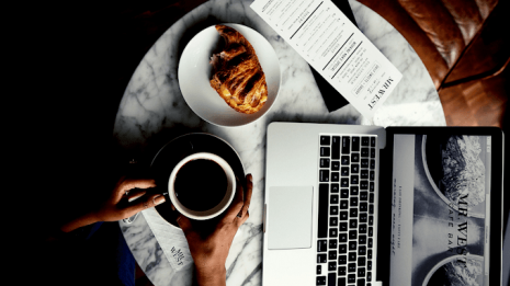 A Plano A Cursos Online é a escolha ideal para quem deseja aprender inglês com qualidade, praticidade e foco em resultados reais. Com mais de 20 anos de experiência em educação e uma equipe de professores altamente qualificados, oferecemos aulas 100% online, ao vivo e personalizadas, adaptadas às suas necessidades e objetivos. Seja para conquistar uma oportunidade no mercado de trabalho, viajar com mais segurança ou se preparar para exames de proficiência, aqui você encontra o curso certo para você: Inglês para Negócios: domine a comunicação no ambiente corporativo e destaque-se profissionalmente. Inglês para Viagens: aprenda a se comunicar em aeroportos, hotéis, restaurantes e durante passeios no exterior. Aulas de Conversação: ganhe fluência, confiança e desenvoltura com professores experientes. Preparatório para TOEFL e IELTS: conquiste as melhores notas nos principais exames internacionais. Mentoria de Inglês: acompanhamento individual e estratégico para acelerar seu aprendizado. Inglês On Demand: estude no seu ritmo, com flexibilidade total de dias e horários. Com a Plano A, você aprende no seu tempo, com apoio contínuo e uma metodologia comprovada que valoriza suas conquistas. Além disso, parte dos nossos lucros é destinada a projetos sociais – aprender com propósito também faz parte do nosso plano. Comece agora mesmo e transforme seu inglês com quem entende de educação online